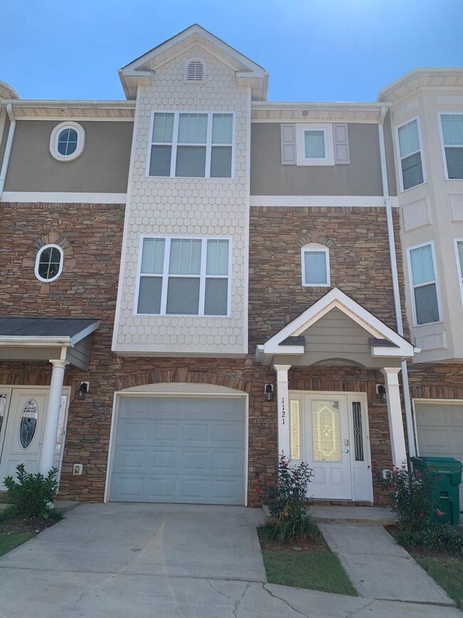 Building Photo - 1121 Red Bud St