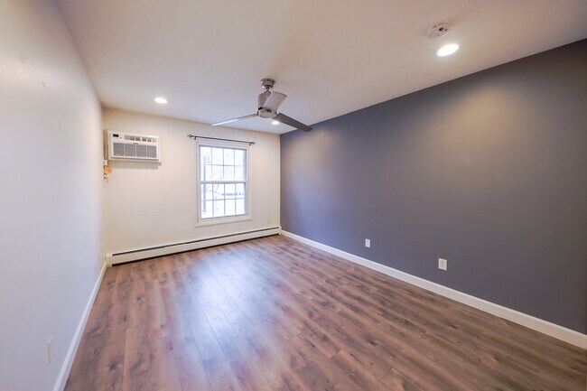 Building Photo - 4624 Cedar Lake Road S #2