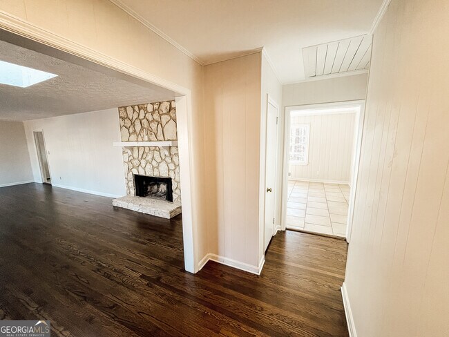 Building Photo - 359 N Victoria Rd