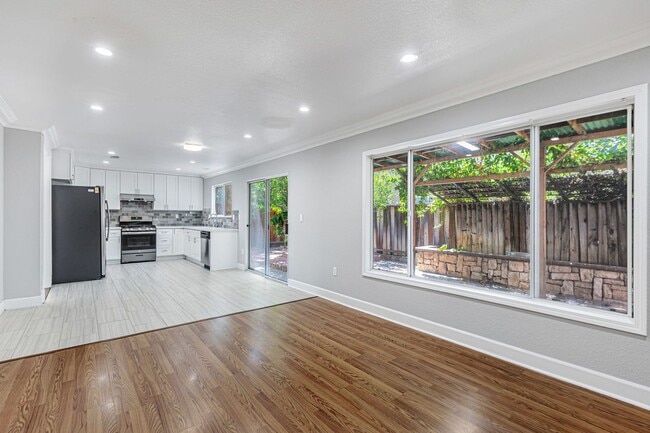 Building Photo - Beautiful Bright and Airy 4-Bedroom House ...