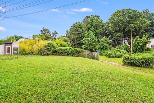 Building Photo - 2BR Updated Duplex Near South Park – Cozy,...