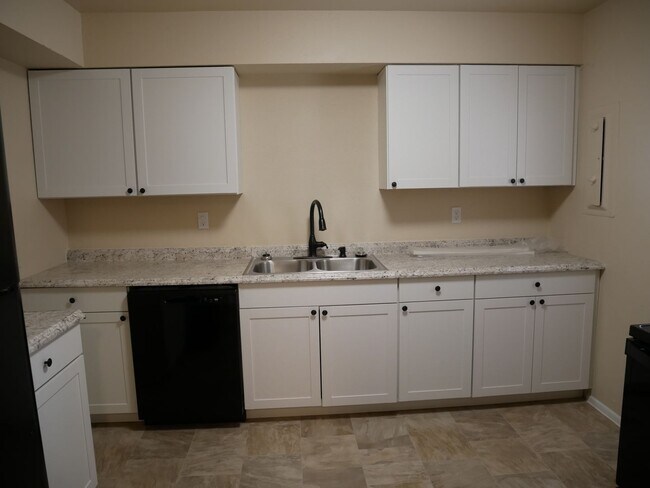 Foto del edificio - 3 Bedroom Tri Level Home Available Now!