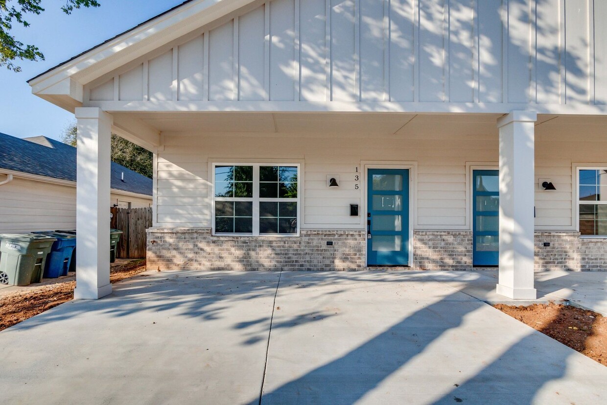 133-135 W Thatcher St - 133-135 W Thatcher St