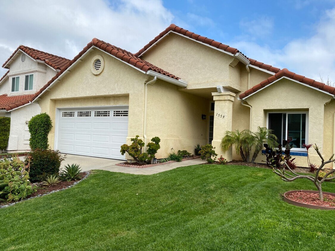 Primary Photo - Beautiful Home in Shadow-Ridge!