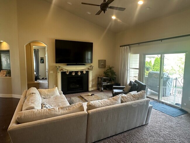 Building Photo - 1139 Kings Ct
