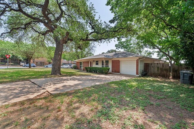 Building Photo - 3 Bedroom, 2 Bath Duplex Conveniently Loca...