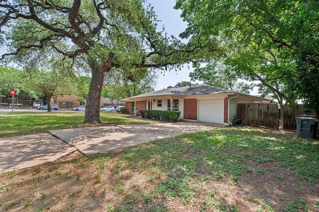 Foto del edificio - 3 Bedroom, 2 Bath Duplex Conveniently Loca...