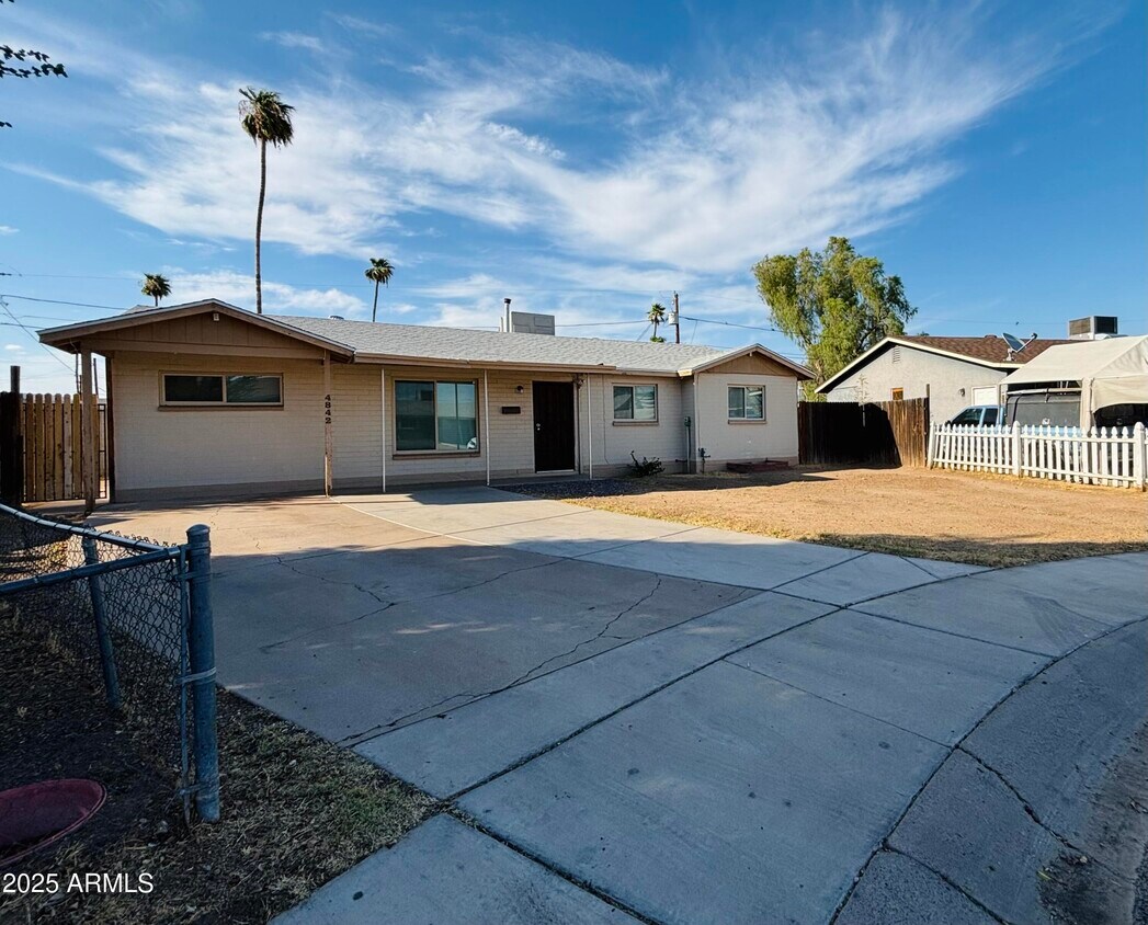 Foto principal - 4842 W Elm St