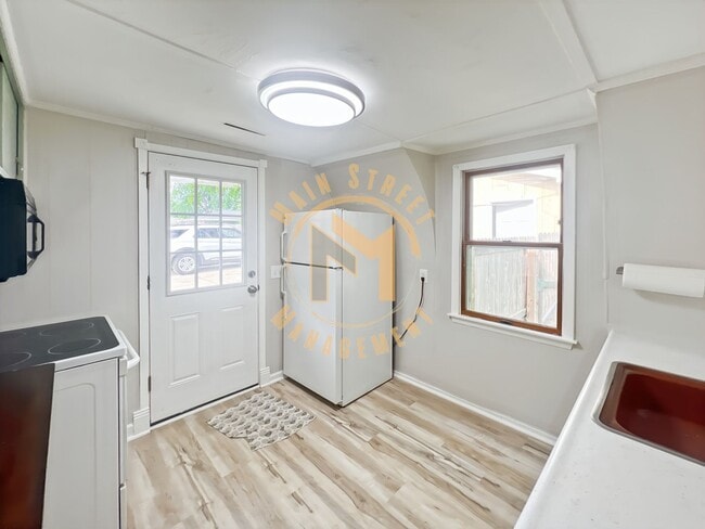 Building Photo - 2 Bed 1 Bath Single Family Home