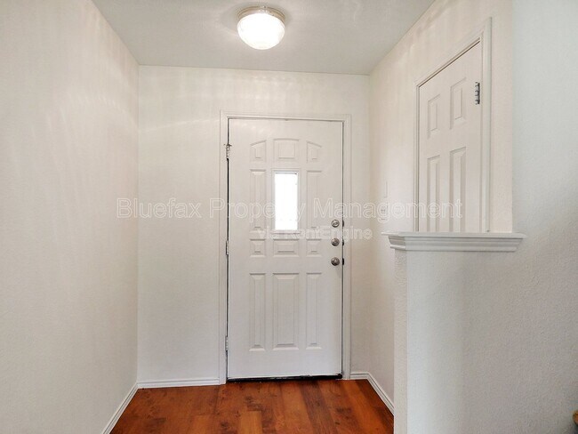 Building Photo - 211 Quince Flower