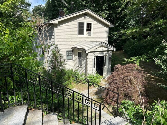 Building Photo - 49 Russell Rd
