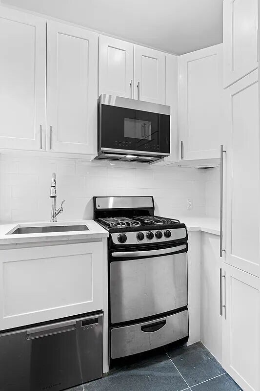 Building Photo - 208 East 31st Street
