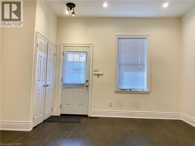 Photo du bâtiment - 405-2 MACNAB Street N