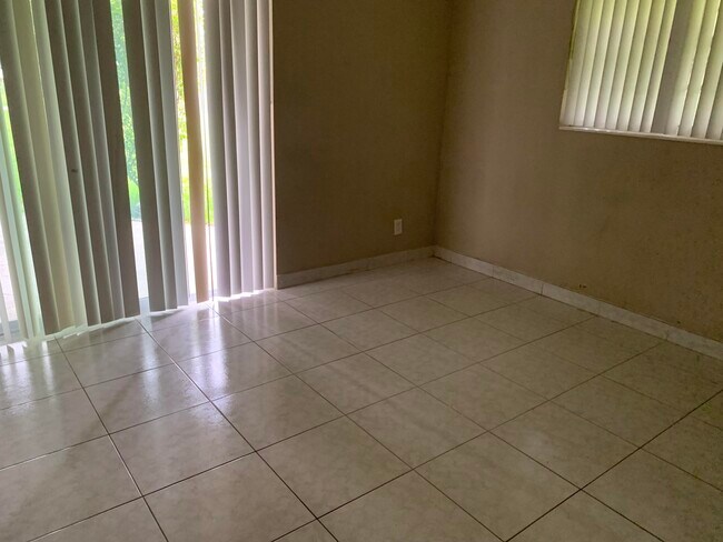 Foto del edificio - 3296 NW 41st St