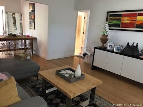 Foto del edificio - 275 NE 105th St