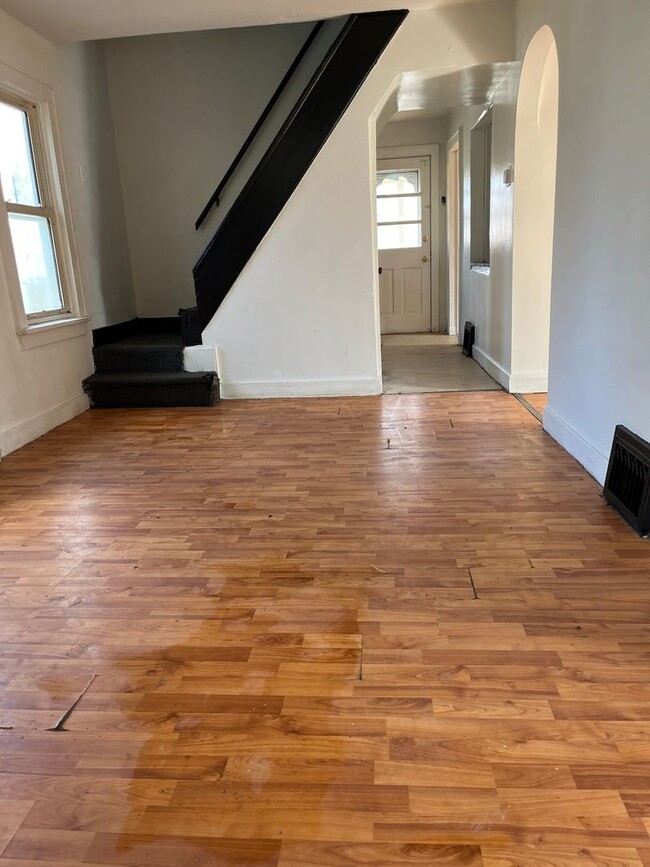 Building Photo - Four Bedroom - One Bath Home