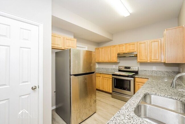 Building Photo - 214 River Rock Dr