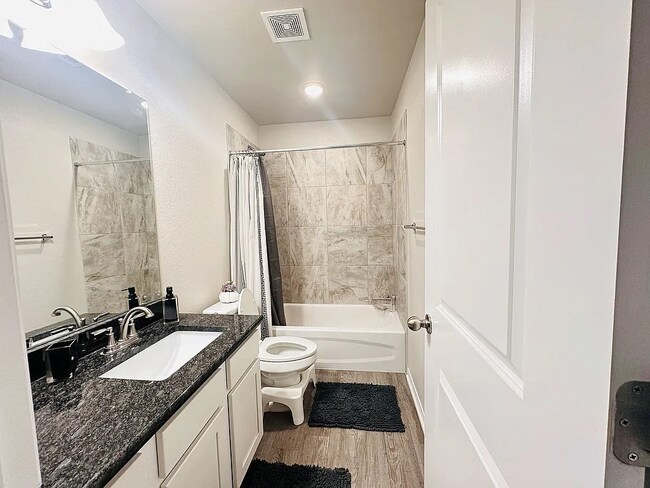 Foto del edificio - 1250 Lakeway Crossing Dr