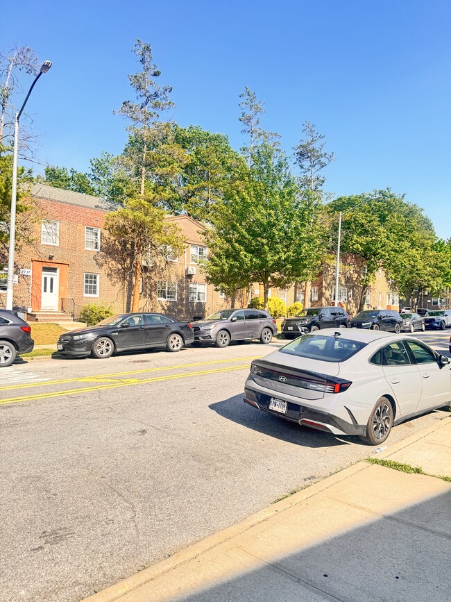 Building Photo - 7715 Park Dr E