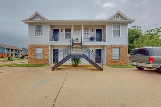 Building Photo - 313 Queens Ct S