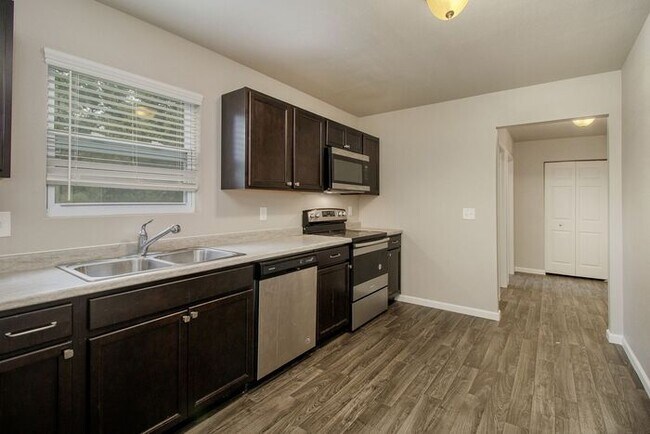 Foto del edificio - 7063 Primrose Ln