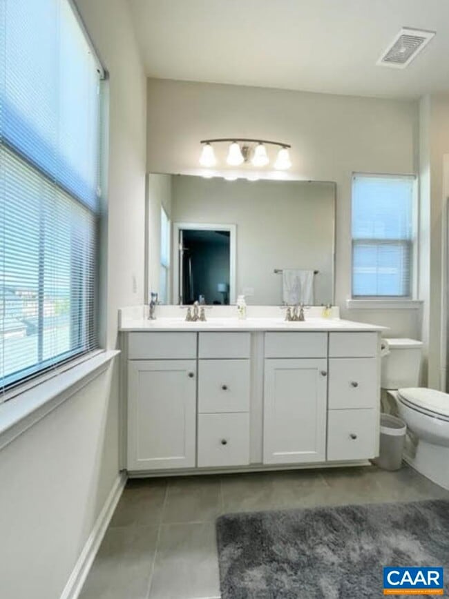 Building Photo - 1904 Glissade Ln