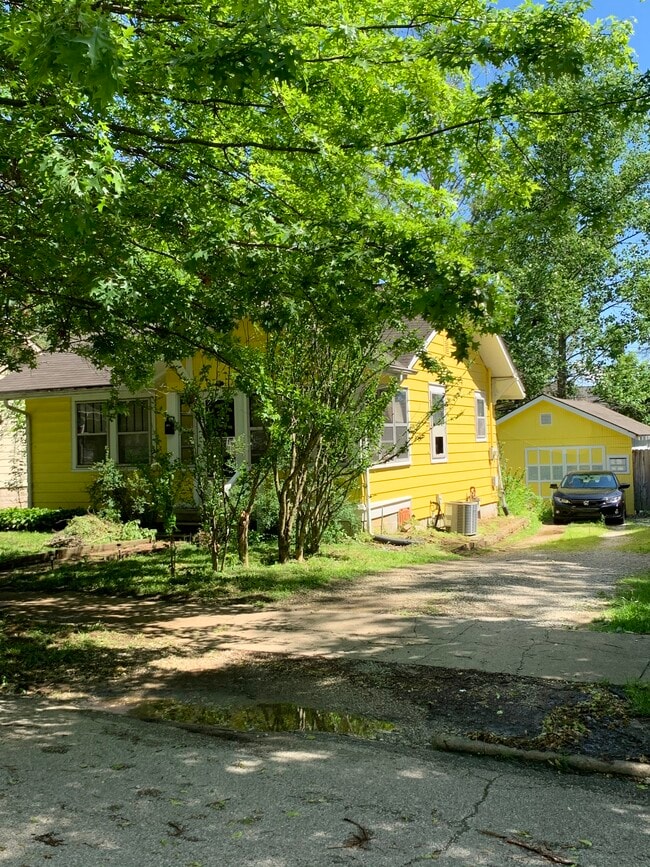 Building Photo - 108 E Vermilya Ave