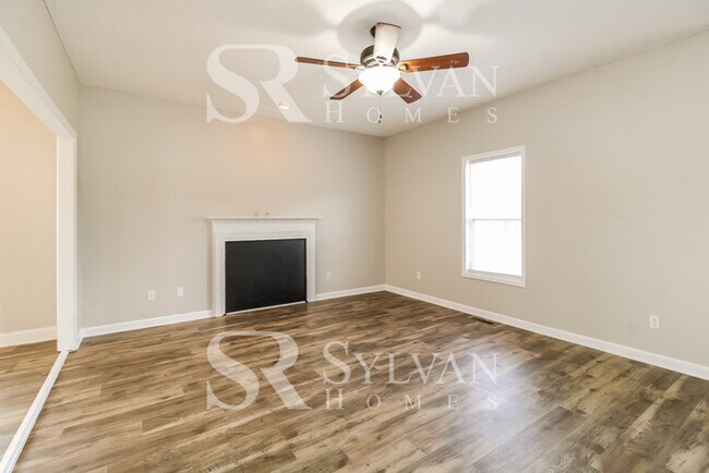 Building Photo - Easy living in this 3 BR, 2.5 BA home