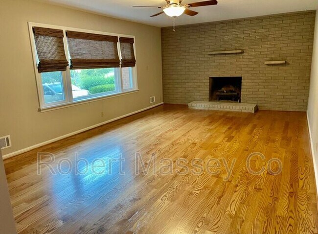 Building Photo - 9111 Hiview Ln