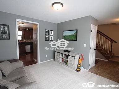 Building Photo - 165 SE Pleasant View Dr