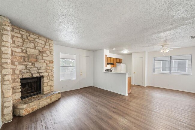 Foto del edificio - 2303 Rachael Ct