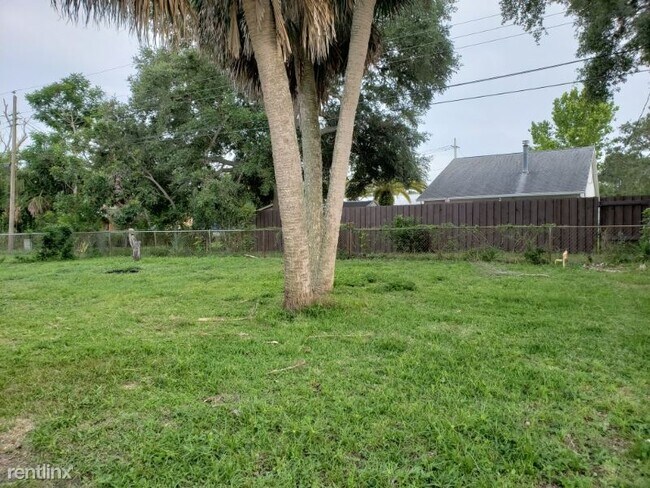 Foto del edificio - 5 br, 2 bath House - 820 Pineland Ave
