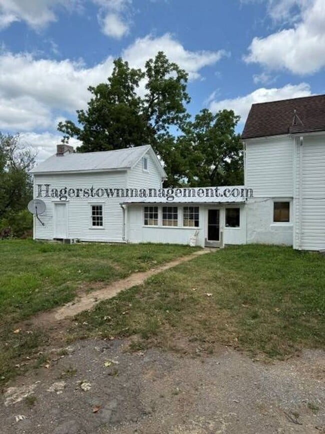 Building Photo - Farmhouse in Clear Spring