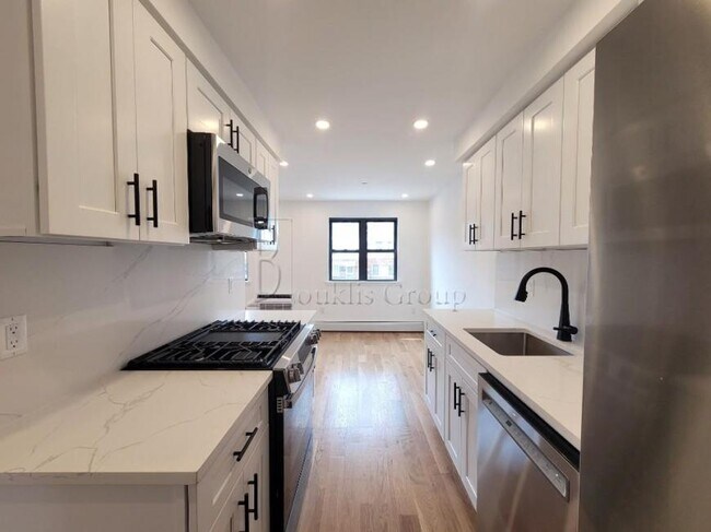 Foto del edificio - 2 bedroom in ASTORIA NY 11105