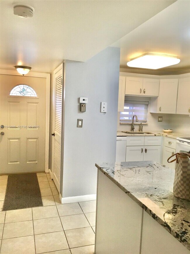 Foto del edificio - 9410 N Hollybrook Lake Dr