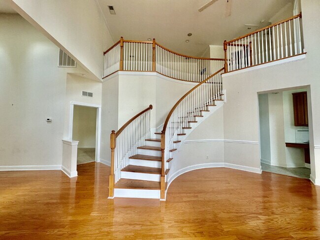 Building Photo - Three Bedroom Carriage House in Hampton Hall!