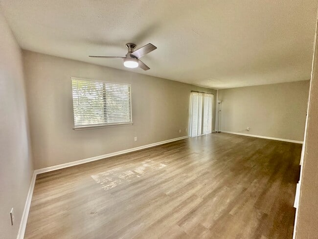 Building Photo - 308 Miracle Strip Pkwy SW