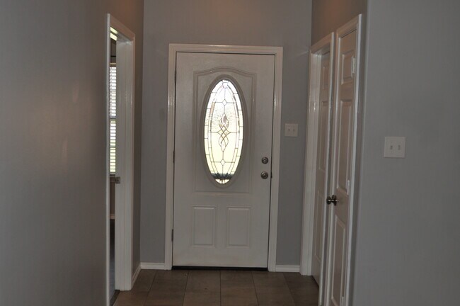 Puerta principal - 705 Katy Ln