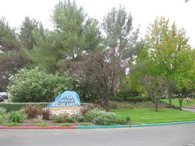 Building Photo - 900 Cambridge Dr