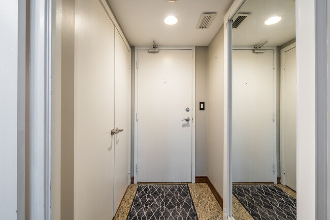 Building Photo - 600-600 Fleet St