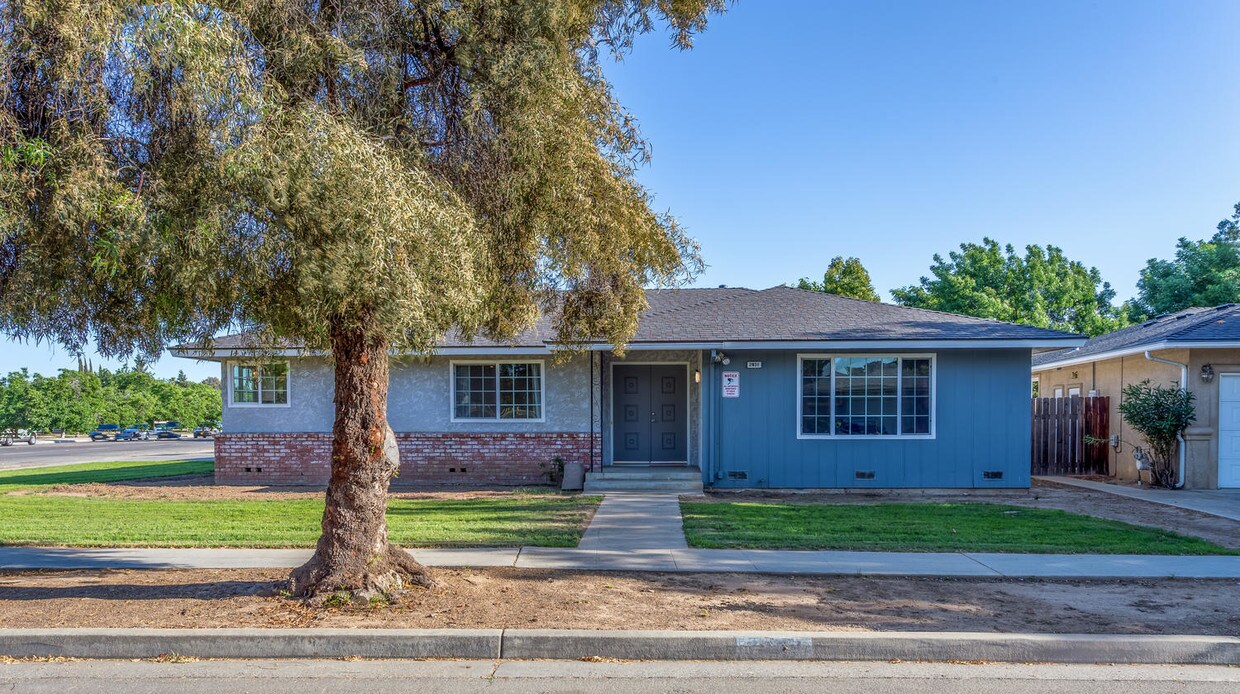 Primary Photo - 2931 E Los Altos Ave