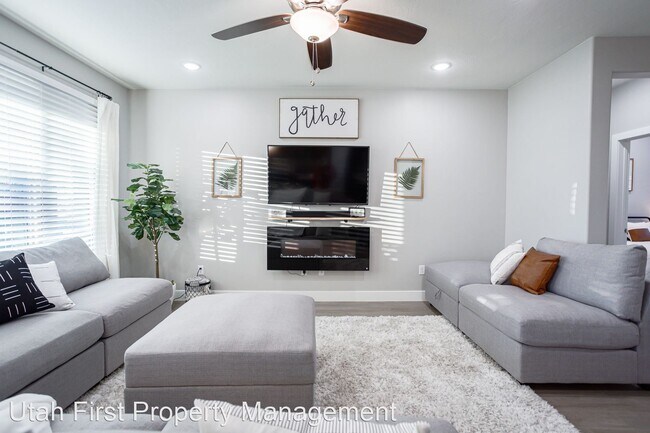 Foto del edificio - 5 br, 3.5 bath House - 425 N Puerta Drive
