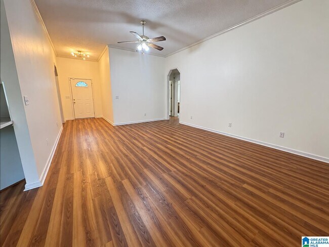 Foto del edificio - 1345 Moss Rose Ln