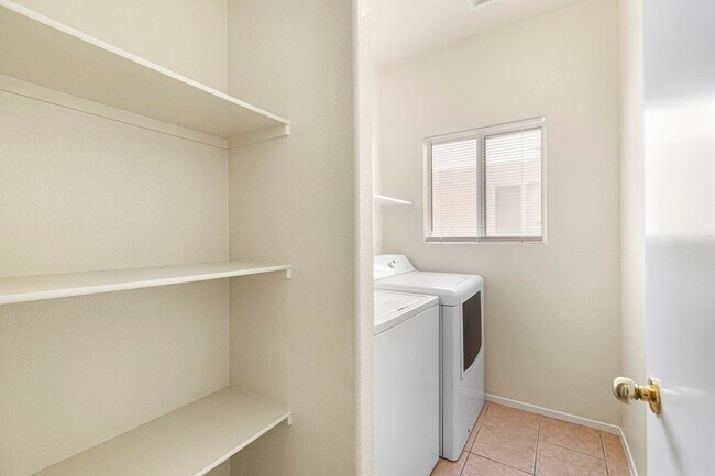 Foto del edificio - Gated Community!! Beautiful Large 2-Story 4bd/2.5ba Home w/ 2-Car Garage!!!