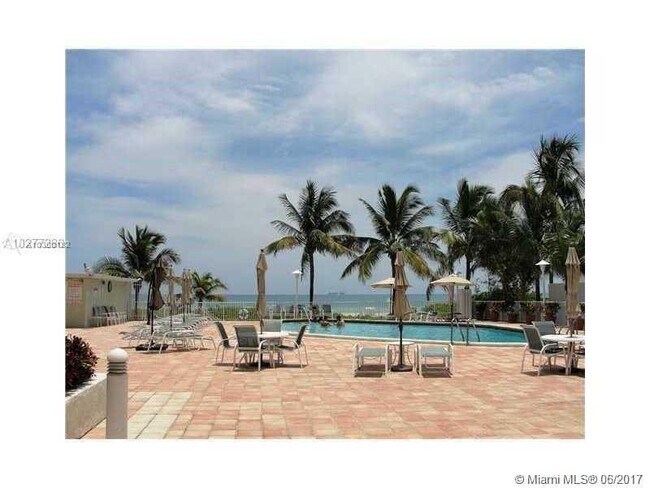 Foto del edificio - 5825 Collins Ave