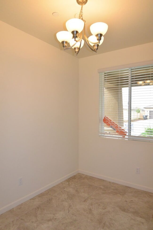 Building Photo - 3 bedroom 2 bathroom in Ashton Park gated community NW Visalia!
