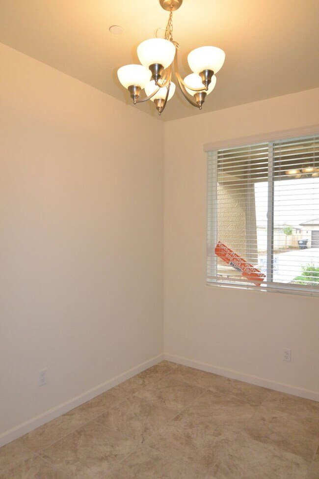 Foto del edificio - 3 bedroom 2 bathroom in Ashton Park gated community NW Visalia!