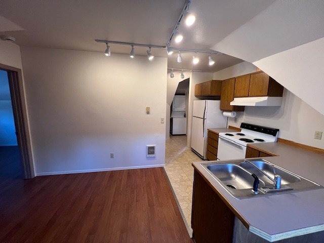Building Photo - 1/1 Updated Unit in Triplex