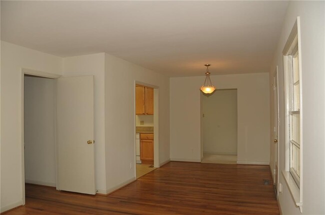 Building Photo - 3174 Vine Cir