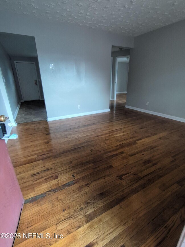 Foto del edificio - 1145 W 25th St